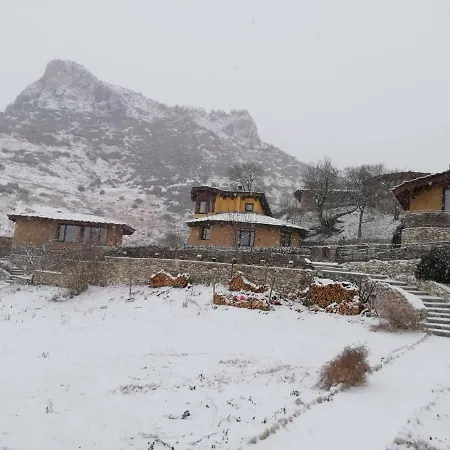 Eco Village Under The Cliffs *