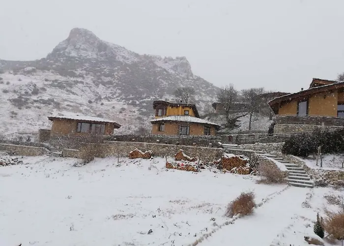 Eco Village Under The Cliffs *